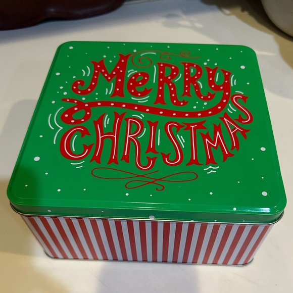 MRS FIELDS MERRY CHRISTMAS COOKIE TIN BOX EMPTY 8.5”x8.5”x4” GREEN RED CONTAINER - Picture 6 of 6